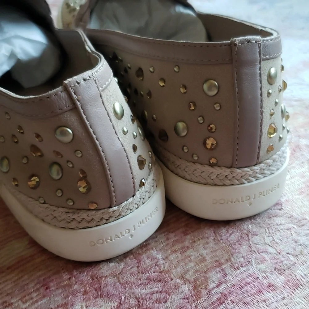 Donald J Pliener 10 Pamelas beige suede rhinestone flats espadrilles